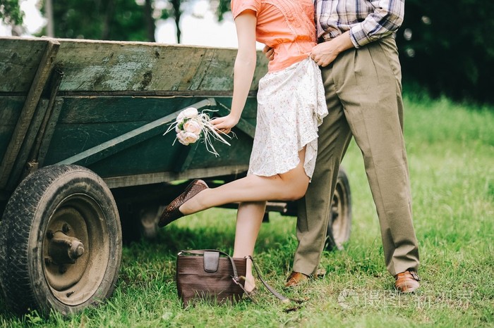 年轻的夫妇在一起构成