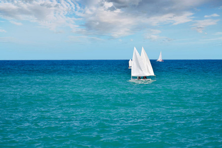 小帆船航行在平静的水面上的亚得里亚海南部意大利