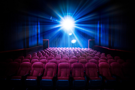 电影院与空座位和投影仪图片