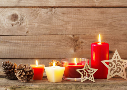 圣诞节装饰用红色蜡烛在木背景