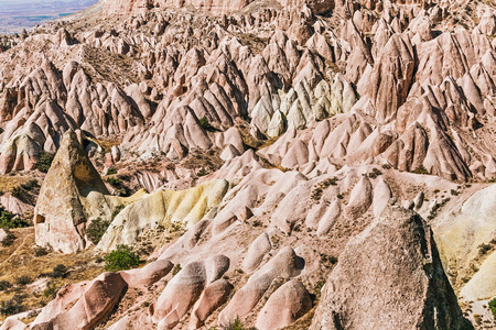 土耳其的玫瑰或红谷景观。风景秀丽的砂岩和凝灰岩的岩石丘陵的背景。地质和旅游概念