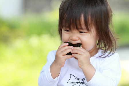 日本女孩吃米球1岁
