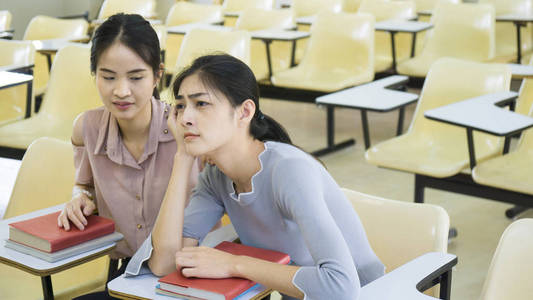 学生女孩在教室里感到困倦图片