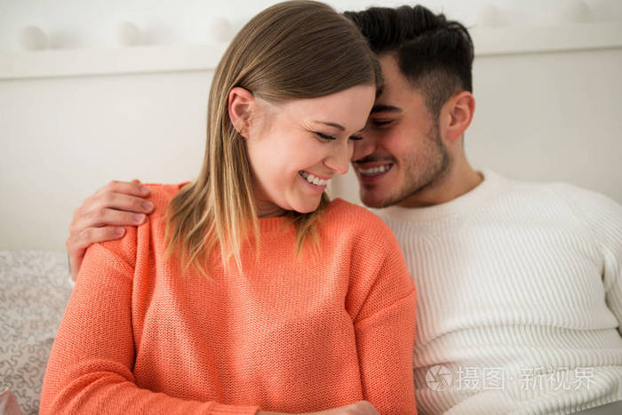 年轻幸福情侣拥抱在一起