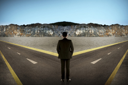 亚洲人站在中间的十字路照片