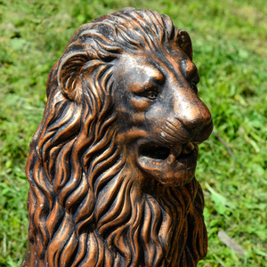 镀金雕塑狮子的头在公园中设置图片