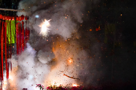 点燃的鞭炮鞭炮爆炸后的火灾和烟雾照片