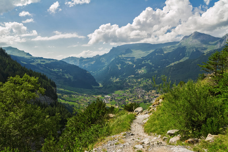 美丽田园阿尔卑斯山景观以及线索，在夏天，瑞士山