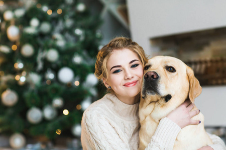 美丽的少妇与金黄猎犬狗