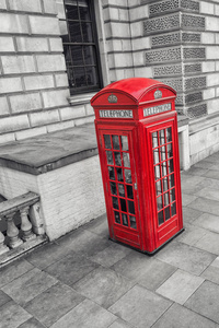 传统的红色电话亭在伦敦街头以黑白相间的颜色。网站和杂志布局的理想选择