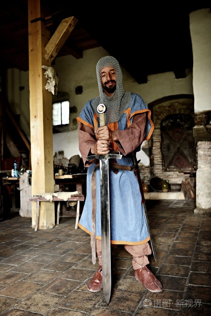 中世纪的骑士用剑