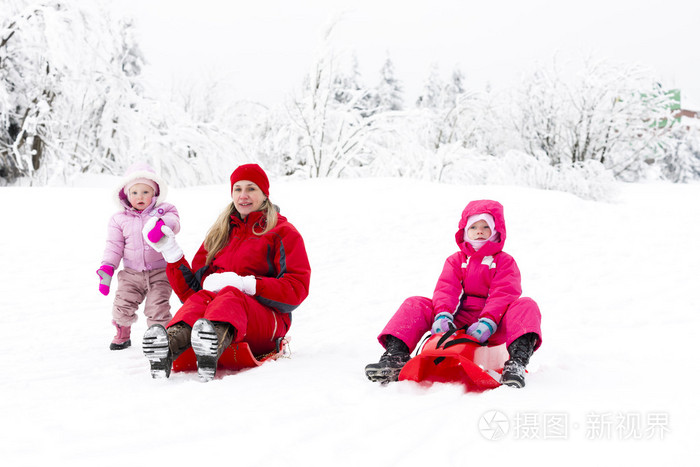母亲和小女儿与梁咏琪在雪中