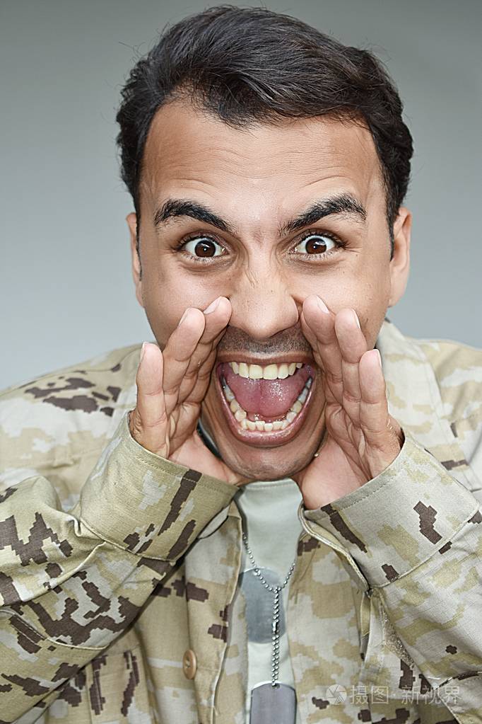 男性士兵叫喊照片-正版商用图片0f1y2o-摄图新视界