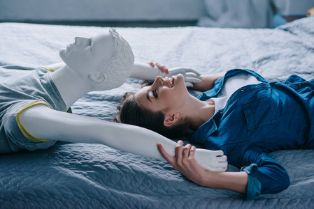 游戏与外行娃娃在家附近, 完美的关系梦想的概念女人玩拼图与假人附近