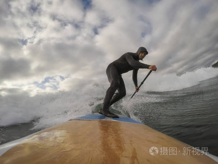 一个直立桨板上的人在海里划船托菲诺温哥华岛不列颠哥伦比亚省加拿大