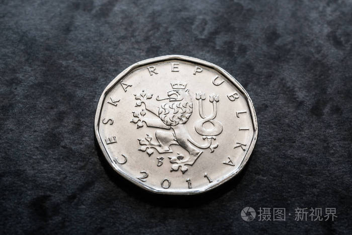 捷克货币, 两个皇冠硬币正面接近黑色灰色背景
