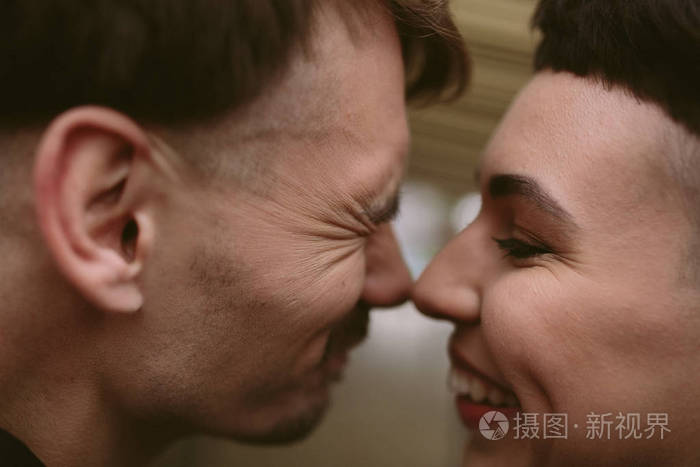 男人和女人擦鼻子