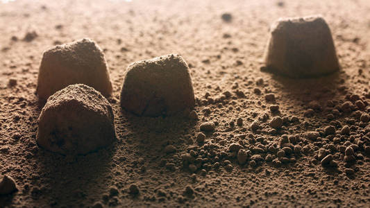 松露糖果和可可粉特写在硬背光源, 类似于火星表面