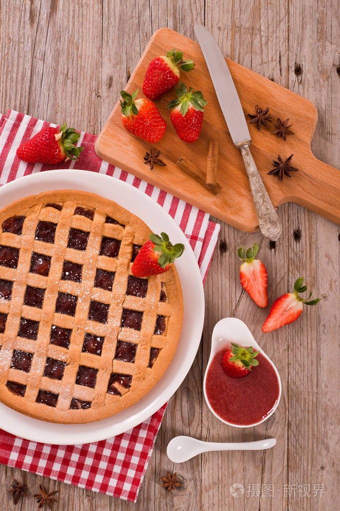 白盘子草莓馅饼