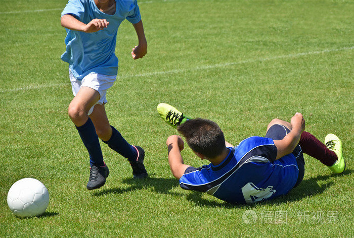 孩子们正在踢足球