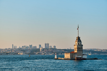 少女塔黎明照亮。伊斯坦布尔，土耳其