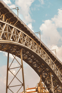 葡萄牙波尔图市杜罗河河大桥穿越金属建筑的拍摄