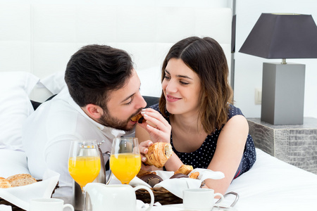 蜜月旅行的情侣吃早饭图片