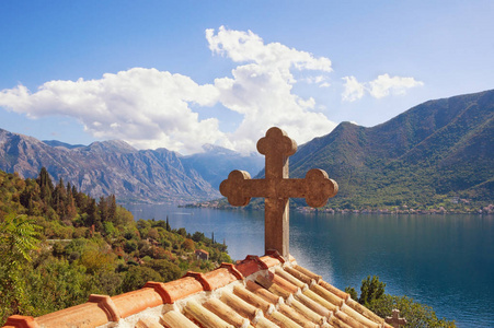 黑山 Kotor 湾 Perast 镇的一个礼拜堂的十字架