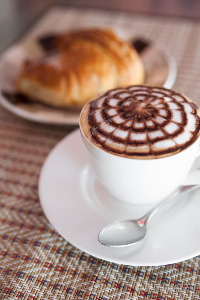 欧式早餐和咖啡和羊角面包户外