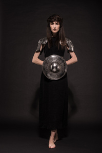 在中世纪衣服的少女战士