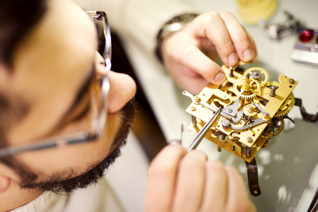 钟表匠在工作照片
