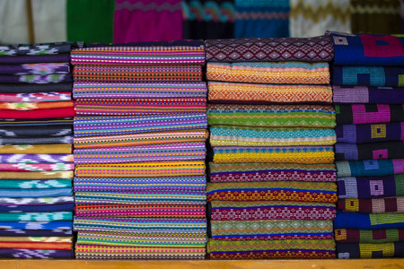 各色围裙在当地市场出售, 仰光, 缅甸, 缅甸
