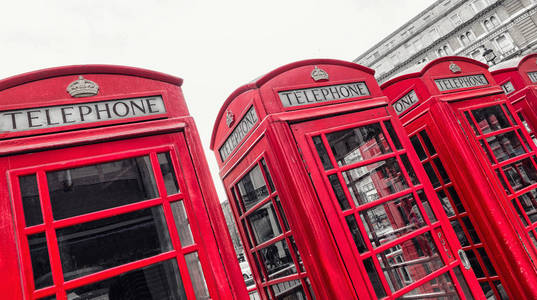 传统的红色电话亭在伦敦以黑白相间的颜色排成一行。网站和杂志布局的理想选择