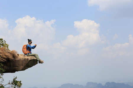 成功的女人的徒步旅行者