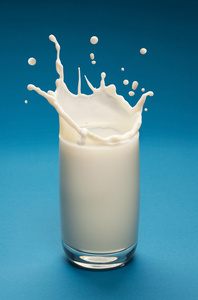 飞溅的杯子里的牛奶。特写