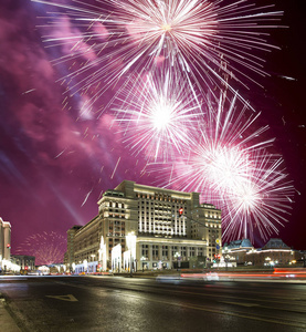 烟花在圣诞节和新年假日照明和四季节旅馆在晚上。莫斯科.俄罗斯