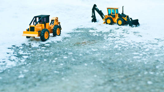 两个叉车在冰雪覆盖的道路上