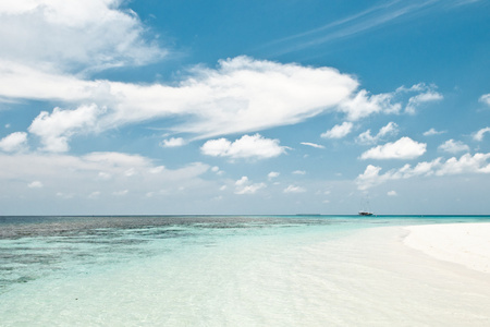 白色的沙滩 绿松石海洋水 蓝蓝的天空 小船 桥与云在马尔代夫田园热带海滩
