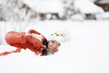 女人在冬天的雪中享受大自然的漫步