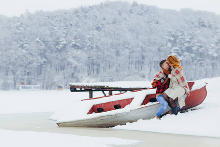 在轮船上的情侣格子花呢在渡船上悠闲的浪漫情侣游船上的那个人和女孩