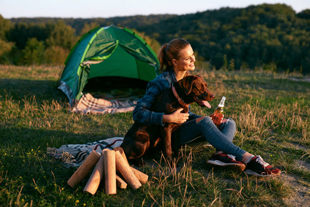 愉快的妇女旅行与狗在自然周末