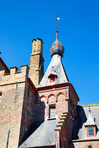 蓝蓝的天空，在布鲁日，比利时反对传统的中世纪房屋外墙的详细信息