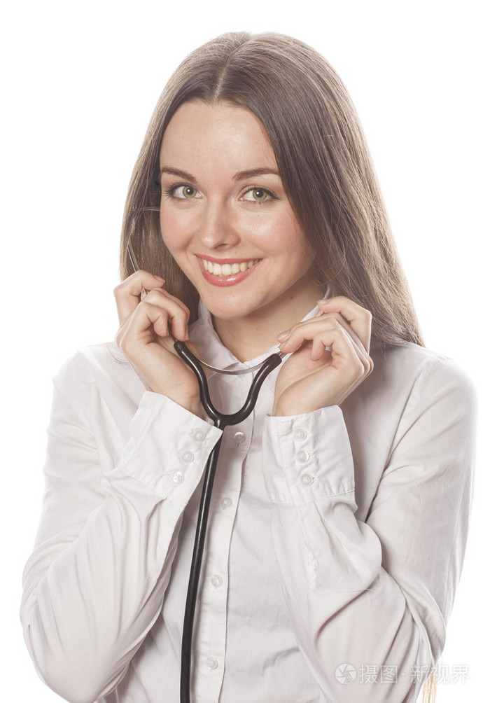 年轻漂亮的女医生用听诊器在白色背景上