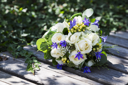 在阳光灿烂的夏天一天在长凳上的浪漫婚礼花束