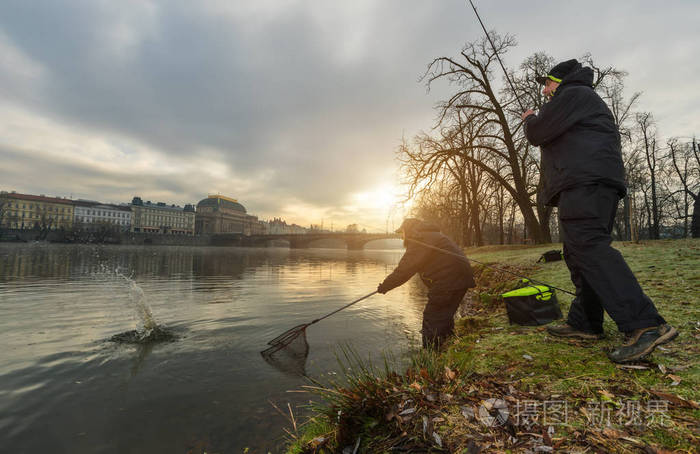 两个渔民试图在河里捕鱼, 城市钓鱼