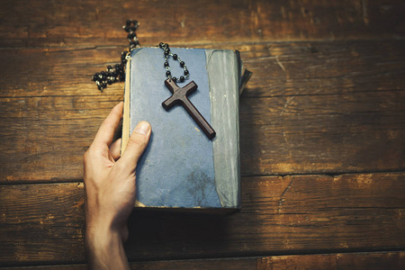 天猫的服务承诺人手十字架和圣经照片