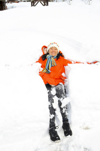 女人躺在雪地上, 在冬天享受雪。