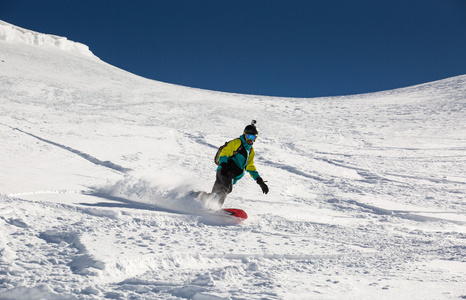 男子滑雪板滑雪上新鲜的白雪