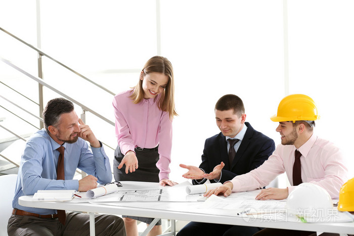 年轻的工程师们在办公室工作