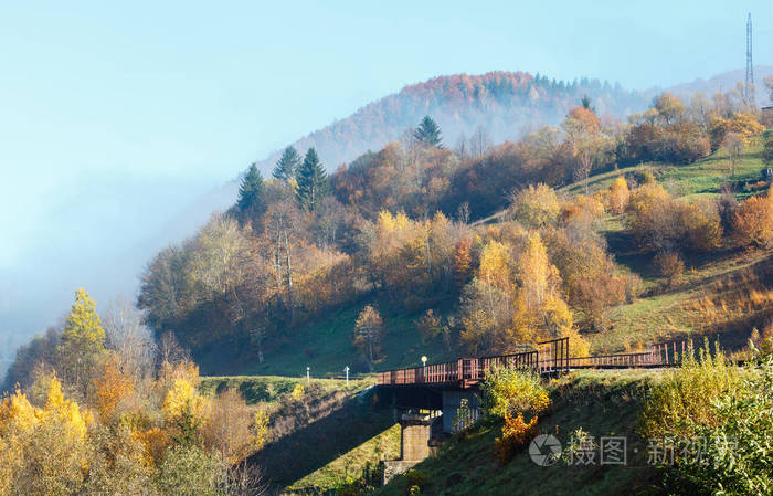 秋天的大山和铁路桥, 乌克兰